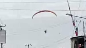 Paralayang Mendarat di Tengah Kota Indramayu, Aksi Viral Bikin Warga Terpana