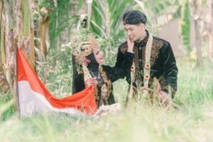 Kisah Viral Foto Pengantin Jawa di Kuburan